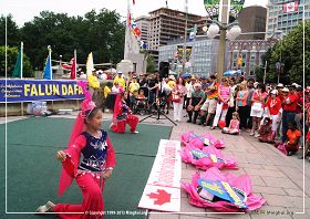 图3:大法小弟子表演舞蹈,,和民众同庆加拿大国庆