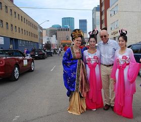 '游行前,埃德蒙顿市市长曼德尔与法轮大法团队的仙女合影'