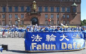 '二零一三年七月二十日,欧洲法轮功学员在丹麦哥本哈根议会广场举行反迫害集会'