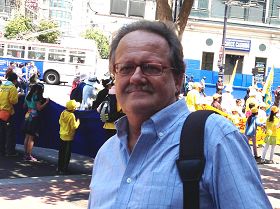 加勒特•史文恩(GarretSwing)先生表示佩服法轮功学员这么多年坚持和平反迫害的精神。他主动在要求国会议员支持“281决议案”的征签表上签名