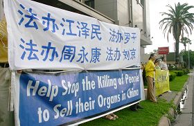 图1、2:二零一三年七月二十日下午,法轮功学员在休斯顿中领馆前集会,呼吁制止迫害。