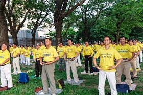 图1:法轮功学员向路人展示功法