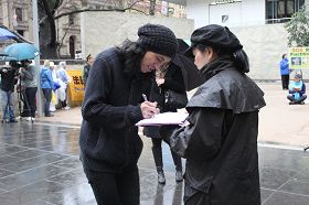 图8-9:墨尔本市中心,路人签名声援法轮功学员反迫害