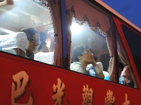 图11:遊览车上的大陆遊客对烛光悼念场面目不转睛。