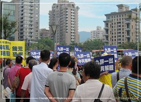 图4:大陆遊客翘首盼望游行队伍带来的真相