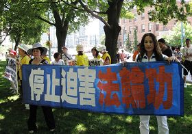 图27:越南籍新学员Phuong(右)和姐姐参加法轮功集会游行。