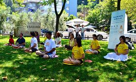 图1:土耳其法轮功学员演示法轮功功法