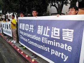 图1:七月十九日,洛杉矶法轮功学员在中领馆前举行了隆重的烛光悼念活动。