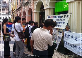 '图2:大批民众争相了解迫害真相'
