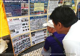 '图3:大陆游客细心观看真相图片'