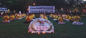 '图2:蒙特利尔法轮功学员聚集在拉方丹(LaFontaine)公园举行烛光悼念活动'