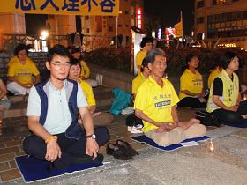 '图2,立法委员刘建国(左一)与法轮功学员并肩悼念默哀'
