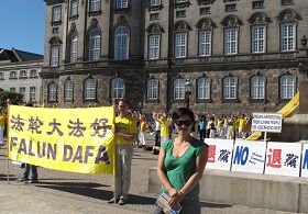 图5:卡米拉女士被法轮功学员在国会广场大炼功的场面所震撼。她对中共居然活摘这样平和的法轮功学员的器官而她感到非常震惊。