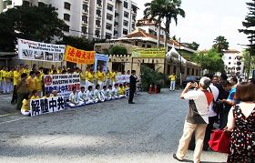 KL_3:法轮功学员来到吉隆坡中共驻马大使馆附近举行七.二零集会,引起民众的关注。