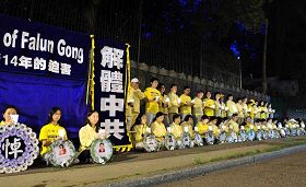 '二零一三年七月二十日,加拿大温哥华法轮功学员在中领馆前抗议迫害,悼念被中共迫害致死的中国大陆同修。'