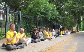 '图2:来自拉脱维亚的六名法轮功学员直接来到哥本哈根中使馆前参加法轮功学员的和平抗议'