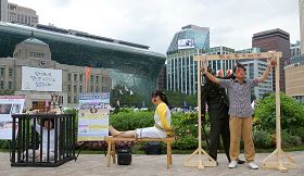 图10:模拟酷刑演示,揭露中共迫害法轮功学员。