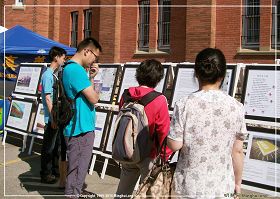 图3:卡尔加里国庆日,介绍法轮功的真相展板吸引了众多游人