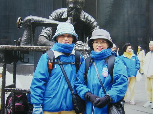 图1:林女士(左)于二零零六年和姐姐一起参加纽约法会期间的遊行。