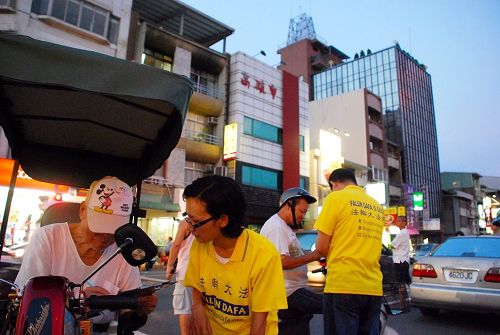 图3-6:民众连署签名谴责中共活摘器官恶行