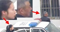图2:到潍坊市洗脑班迫害法轮功的两个恶警(一男一女、一老一年轻)。这两个恶警从警车上下来,后面是洗脑班牢房的窗户。然后这两个恶警和洗脑班的恶人有说有笑的进入迫害法轮功学员的牢房。