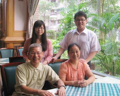 '图:詹秀琴(右前)和先生、儿女合影。'