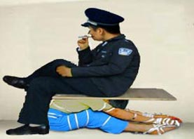 酷刑图:灌水、木板压头捆绑、死人床、捆绑吊胳膊