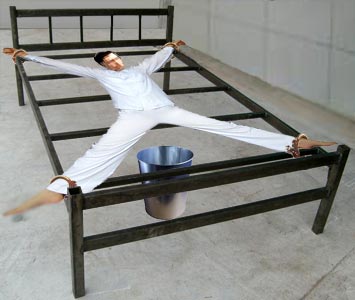 酷刑示意图:死人床(死刑床)