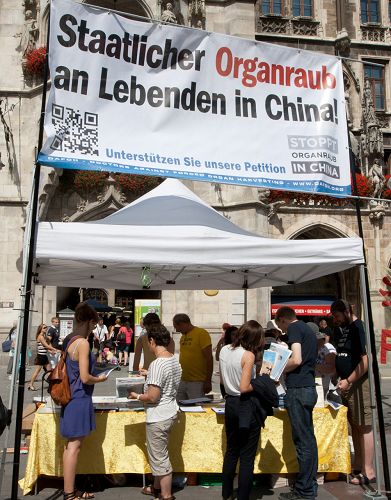 图:慕尼黑玛琳广场上,人们签名谴责中共活摘器官