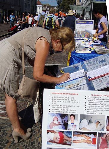 '德国弗莱堡市“制止中共活摘器官”征签活动,人们踊跃签名'