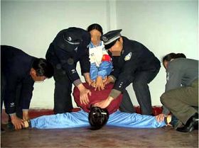 '酷刑演示:强行将受害者的双腿一字劈开'