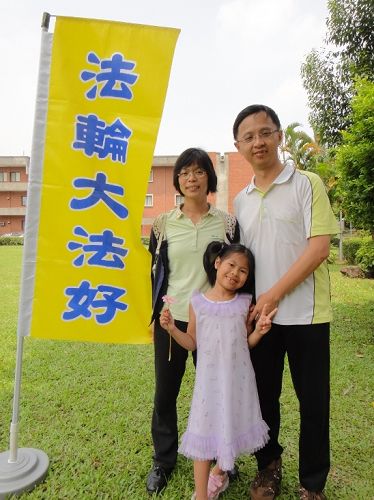 图3:佩廷和父母合影。