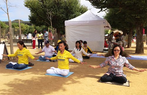 图1-2:法轮功学员在“Peace
