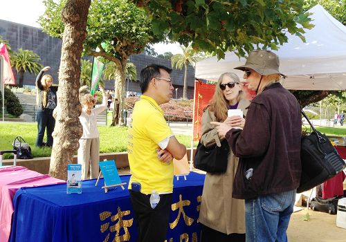 图5-6:法轮功学员演示功法的时候,不断有游人前来学功。