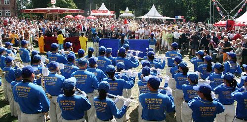 图7:欧洲天国乐团在贝格尔多夫市政厅前演奏,吸引众多民众的围观。