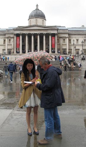 '来自土耳其的哈桑先生在反对中共强摘器官征签表上签名,希望法轮功真相被更广泛传播。'