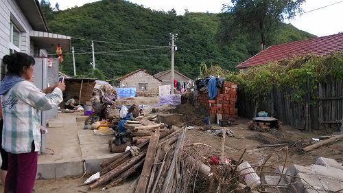 这几家都为营救法轮功学员签名了,家里进水很少,没有损失。现在为无家可归的乡亲提供食宿。