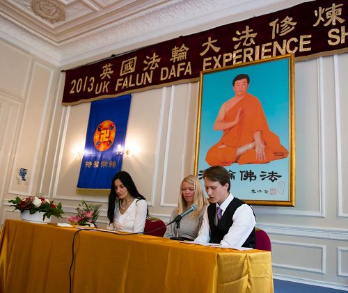 '二零一三年英国法轮大法修炼心得交流会上,学员在交流修炼心得体会'
