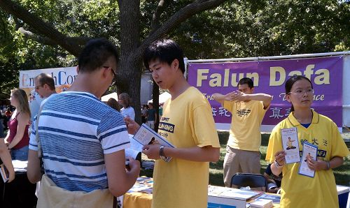 '伊利诺伊大学厄巴纳-香槟分校(UIUC)法轮功学员在社团招新活动中向中国学生讲真相'