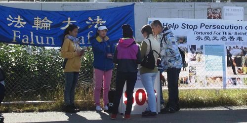 '图1:芬兰北部民众签名,谴责中共强摘器官的暴行'