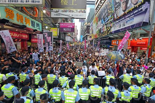'图1:成千上万的香港民众聚集旺角,怒吼打倒中共,支持法轮功,声援良心老师'