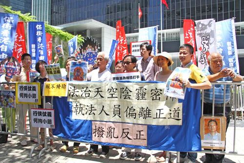 '图2:保卫香港自由联盟代表将签名联署送至港府总部'