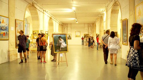 图:博讷市真善忍画展展厅