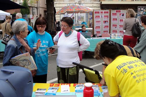 图:在法国南部阿尔比市民间协会节上向人们介绍法轮大法