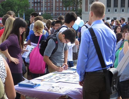 图1-6:哥伦比亚大学法轮大法俱乐部在学生活动日上设立摊位,向校友和新生介绍法轮大法及其真相。许多学生驻足了解真相,有的并在“停止活摘器官”的征签表签名。