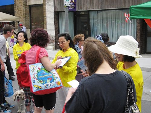 '多伦多法轮功学员展开征签活动,呼吁人们共同制止中共活摘器官的罪恶。'