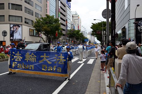“反对中共活摘法轮功学员器官”的游行队伍由天国乐团做前导,在名古屋市最繁华地段――荣(Sakae)进行,许多民众驻足观看。