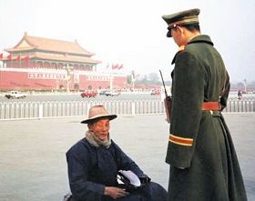 美联社图片:步行到天安门广场为法轮功和平请愿的老人