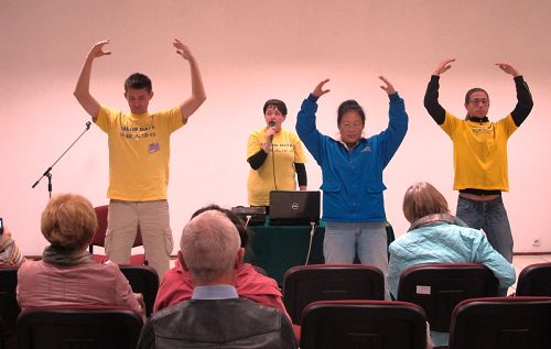 图1:在法轮功专题报告会上,法轮功学员正在展示功法