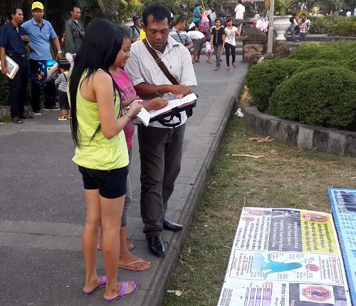 '印尼民众签名,谴责中共活摘器官暴行'